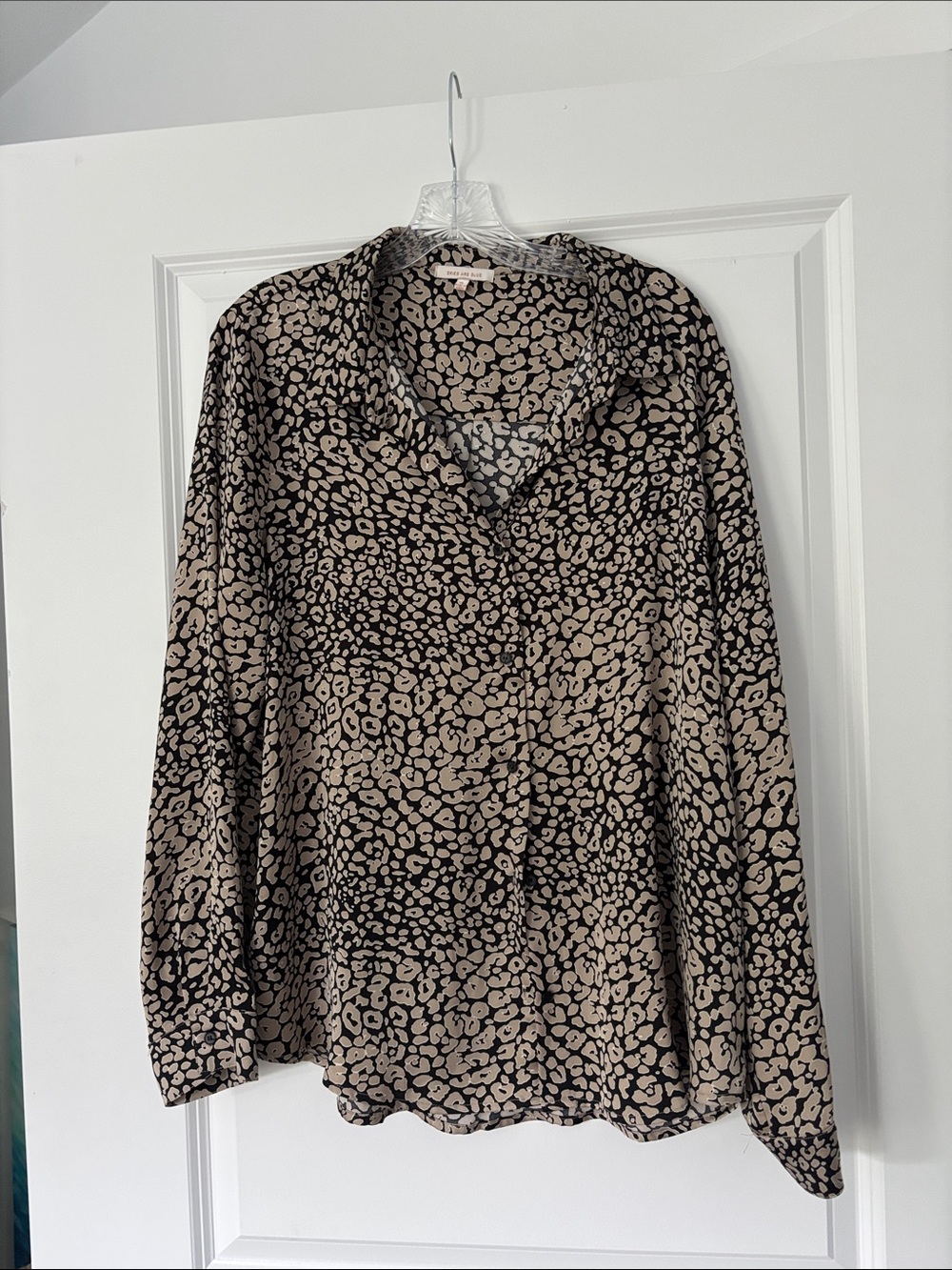 Skies are Blue From Vici leopard print button down blouse tan and black XL